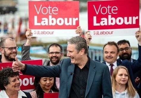 Kier Starmer giving a thumbs up at some rally