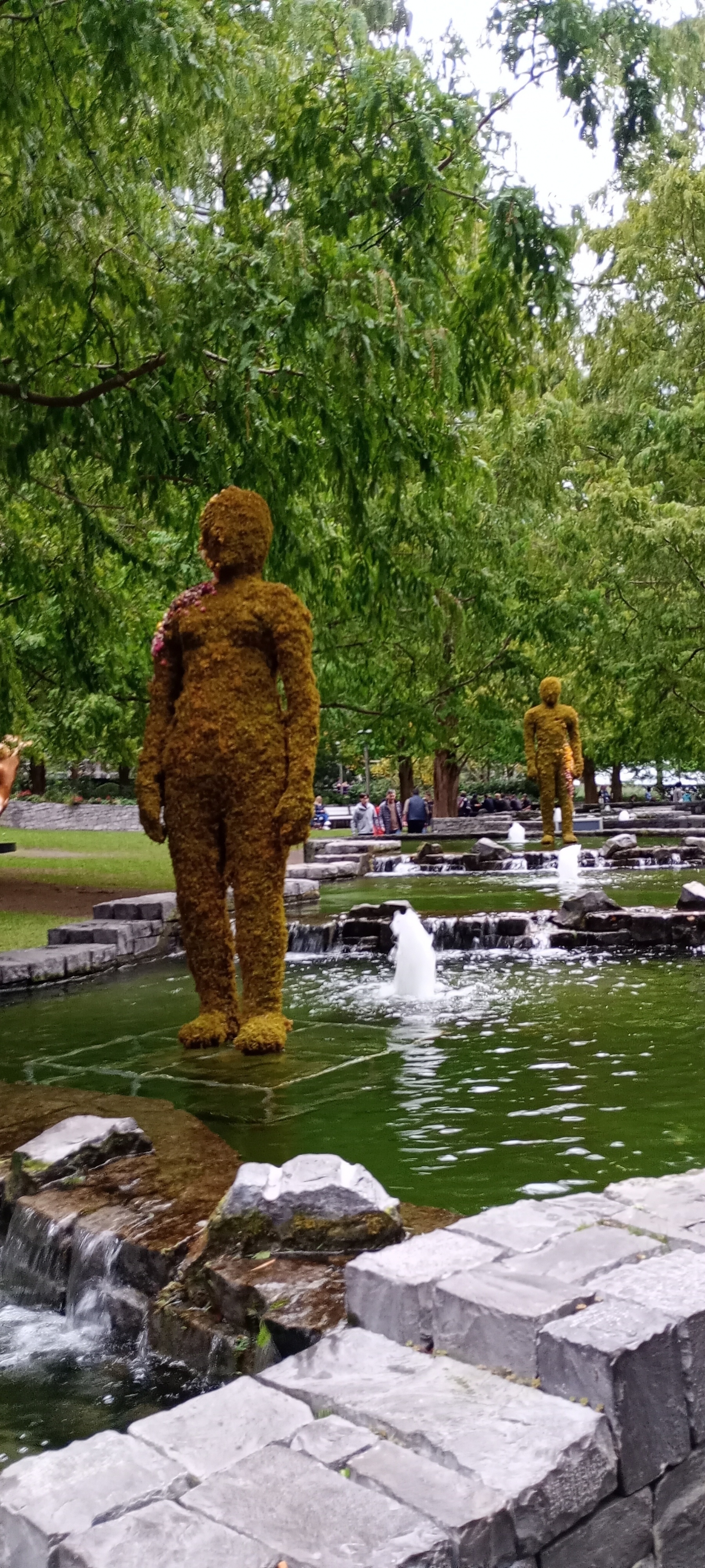 Mossy sculptures of people